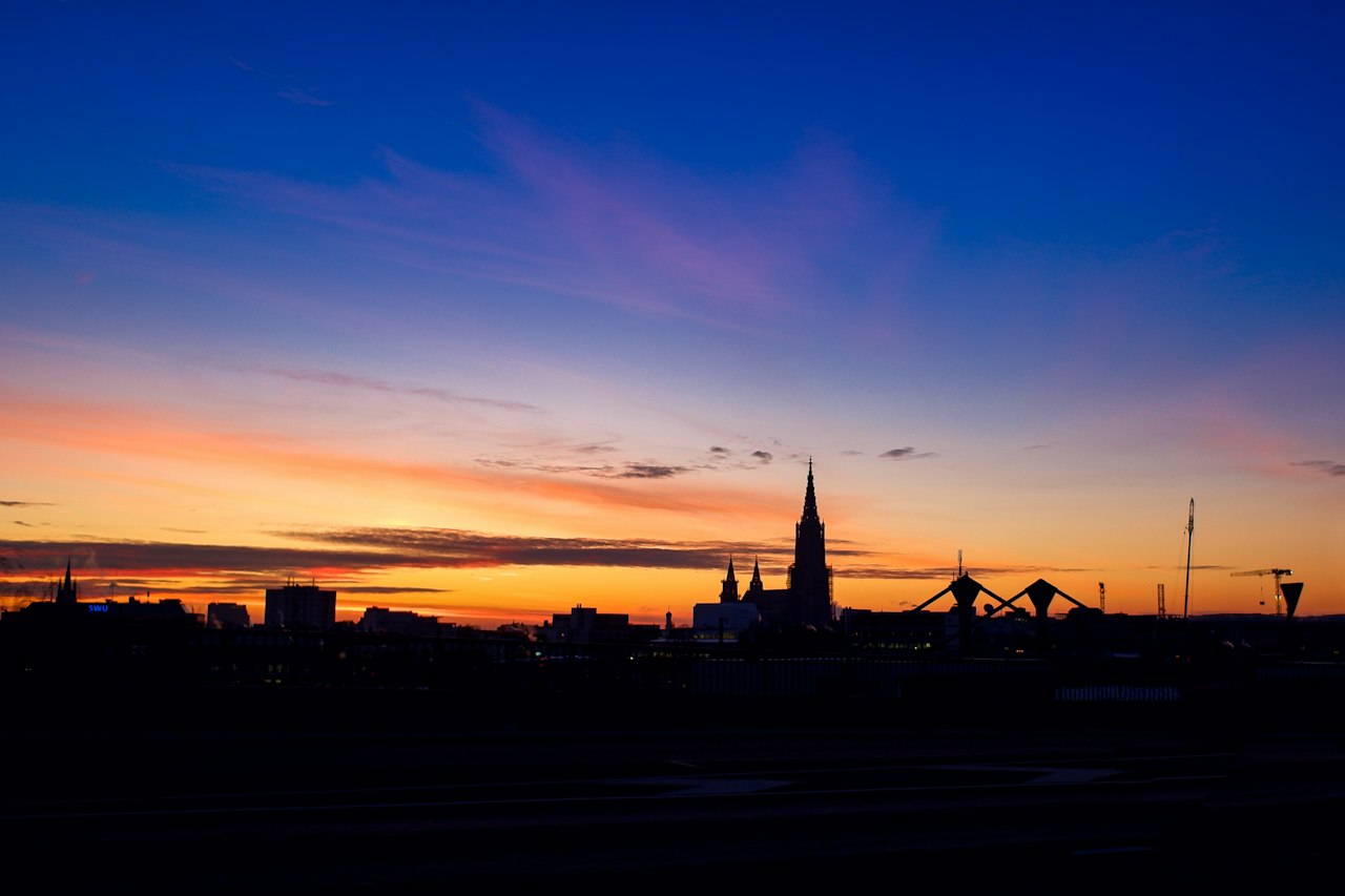 Silhouette von Ulm mit dem Ulmer Münster in der Morgendämmerung